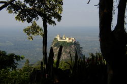 L'aiguille de Taung Kalat depuis le Mont Popa